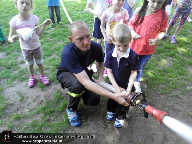 Dzień dziecka z OSP Paprotnia w szkole podstawowej 