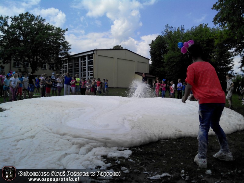 Dzień dziecka z OSP Paprotnia w szkole podstawowej 