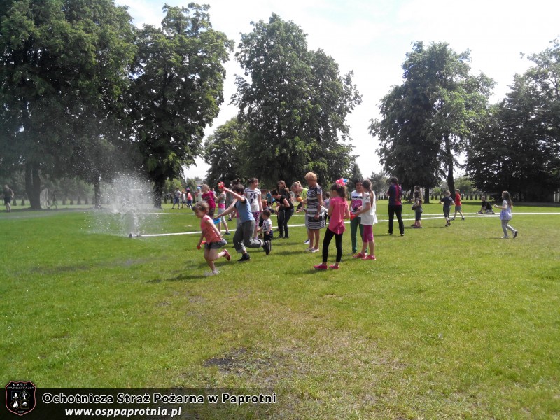 Dzień dziecka z OSP Paprotnia w szkole podstawowej 