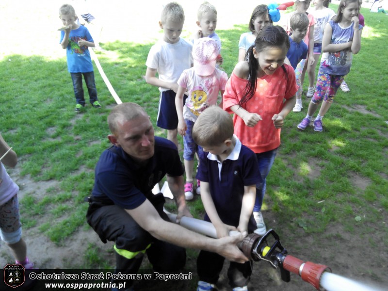 Dzień dziecka z OSP Paprotnia w szkole podstawowej 