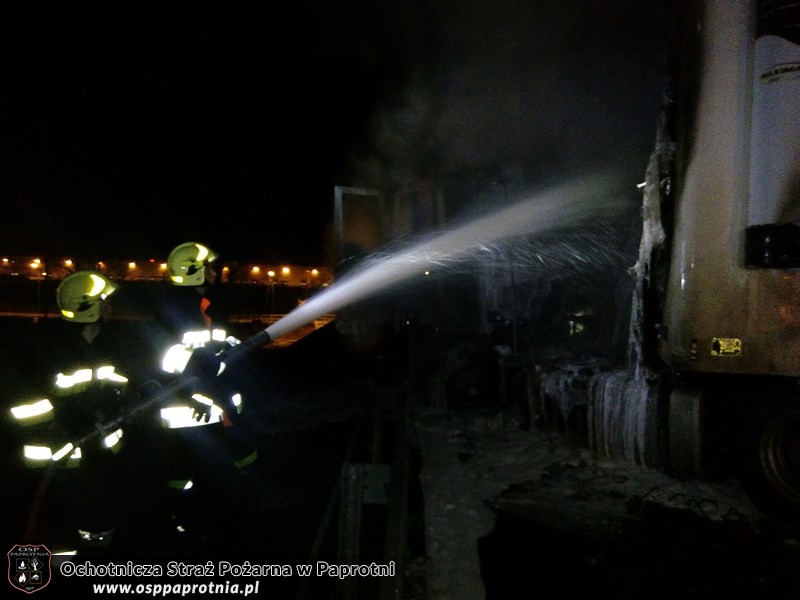 Pożar samochodu ciężarowego na wiadukcie kolejowym  obwodnicy Sochaczewa 
