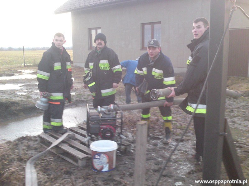 Udrożnienie podtopionego terenu w Kawęczynie