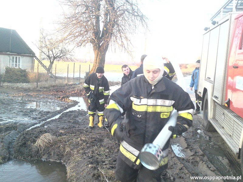 Udrożnienie podtopionego terenu w Kawęczynie