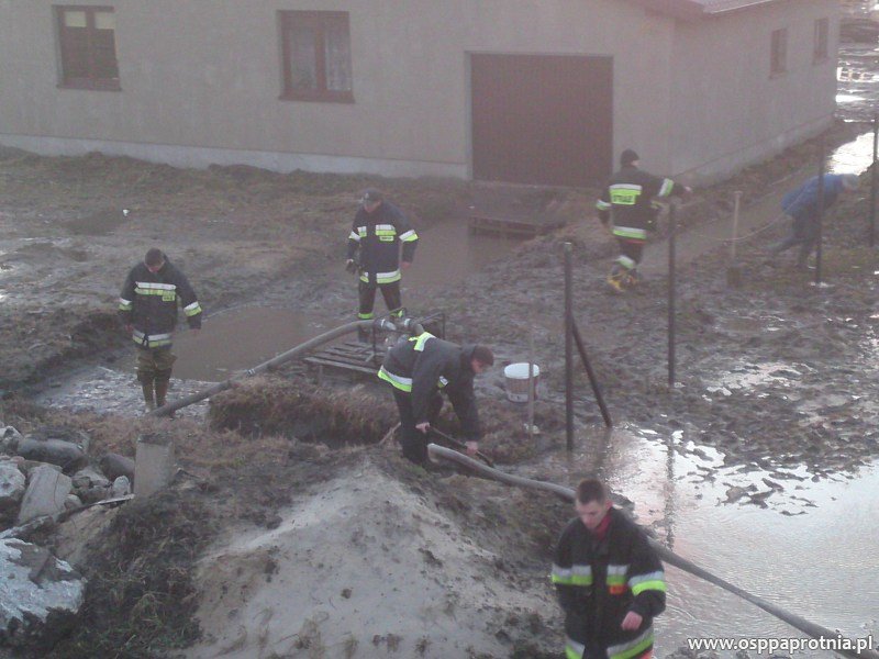 Udrożnienie podtopionego terenu w Kawęczynie