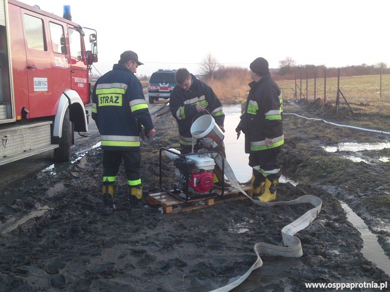 Udrożnienie podtopionego terenu w Kawęczynie