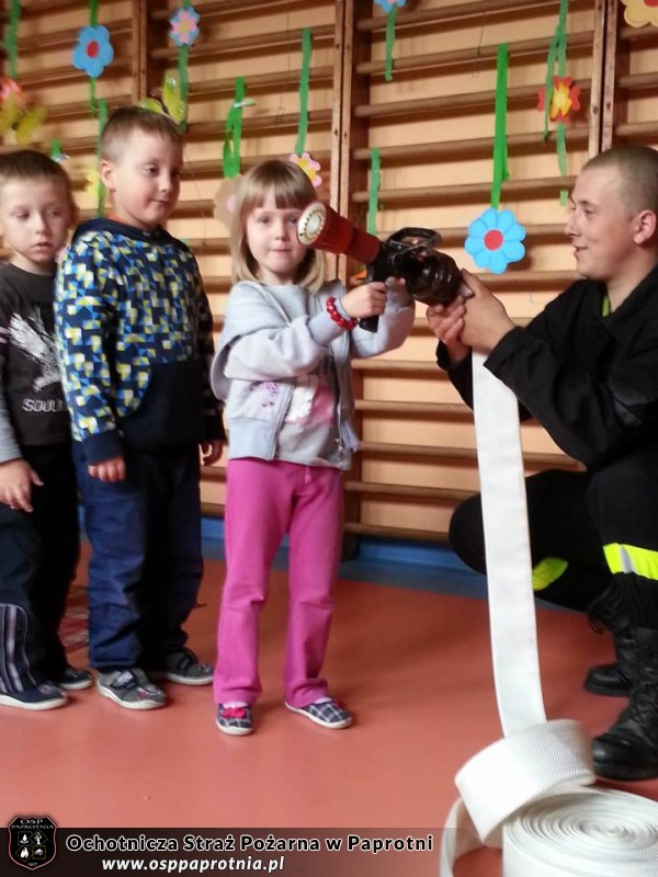 OSP Paprotnia w przedszkolu w Czarnowie